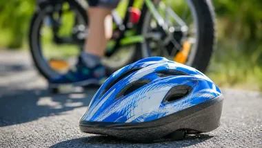 Kask za wiedzę o przepisach. Policjanci uczyli bezpieczeństwa w Regulicach
