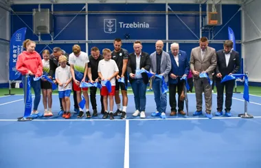 Przecinanie wstęgi podczas otwarcia pierwszego zadaszonego kortu tenisowego w Trzebini.