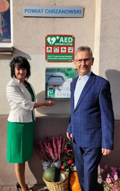 AED przy wejściu do PMDK w Trzebini może ratować życie
