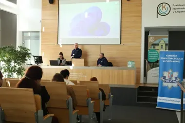 Cztery zasady na wypadek zagrożenia. Policja spotkała się z pedagogami