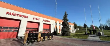 Strażacy z Chrzanowa podnieśli flagę. Dzień Flagi z honorami przy remizie